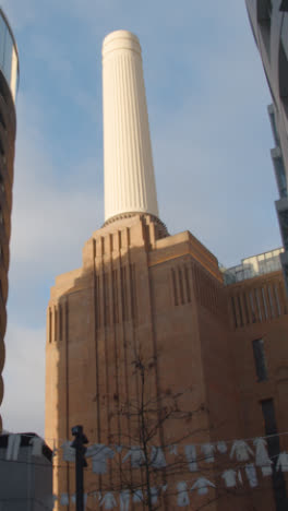 Video-Vertical-Del-Desarrollo-De-La-Central-Eléctrica-De-Battersea-En-Londres,-Reino-Unido-A-Través-De-Apartamentos-De-Lujo-Con-Instalación-De-Arte